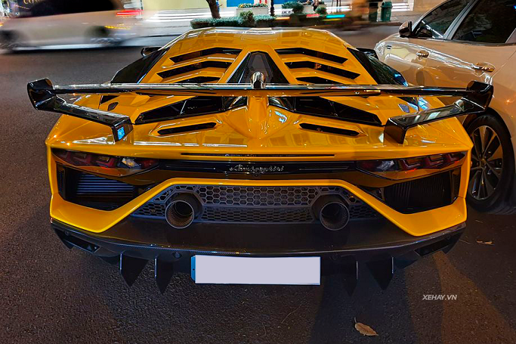 Lamborghini Aventador SVJ hon 50 ty dong tai Viet Nam do 