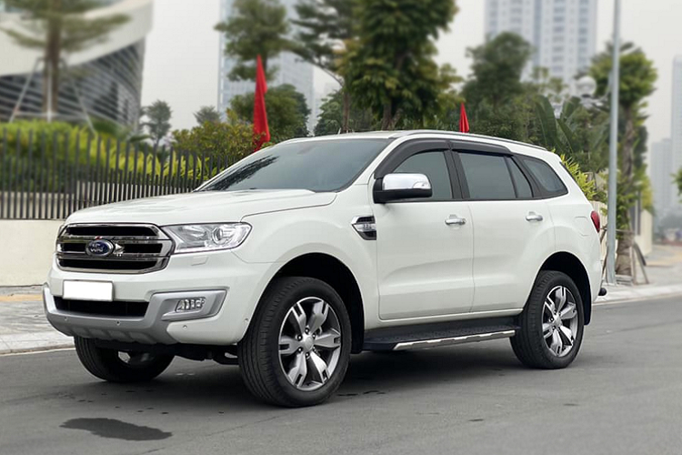 Ford Everest 2016 chay chan, ban lai hon 900 trieu o Ha Noi