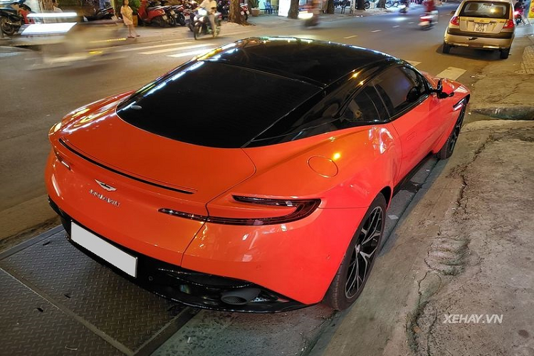 Dien kien Aston Martin DB11 chinh hang gan 16 ty tai Viet Nam-Hinh-2