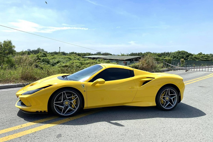 Ferrari F8 Spider trieu do o Viet Nam “tam nang” tren pho Sai thanh-Hinh-2