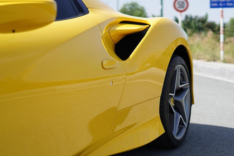 Ferrari F8 Spider trieu do o Viet Nam “tam nang” tren pho Sai thanh-Hinh-4