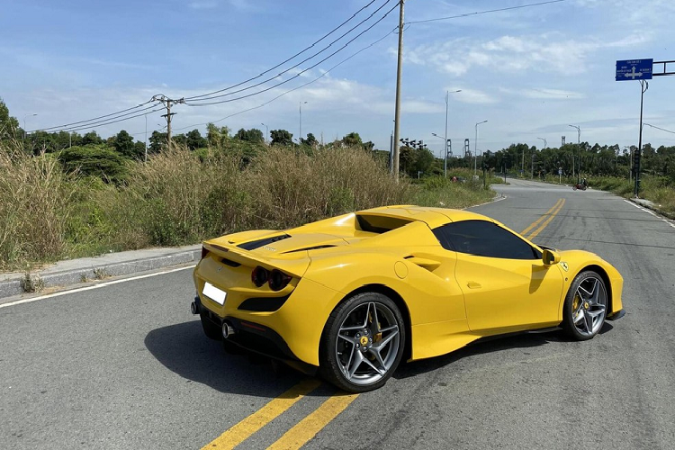 Ferrari F8 Spider trieu do o Viet Nam “tam nang” tren pho Sai thanh