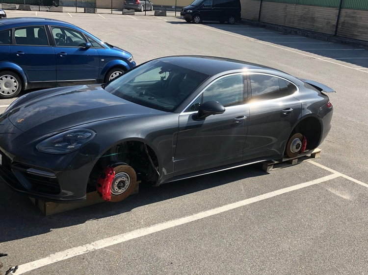 Porsche Panamera bi an trom ca 4 banh, ngay trong bai gui xe