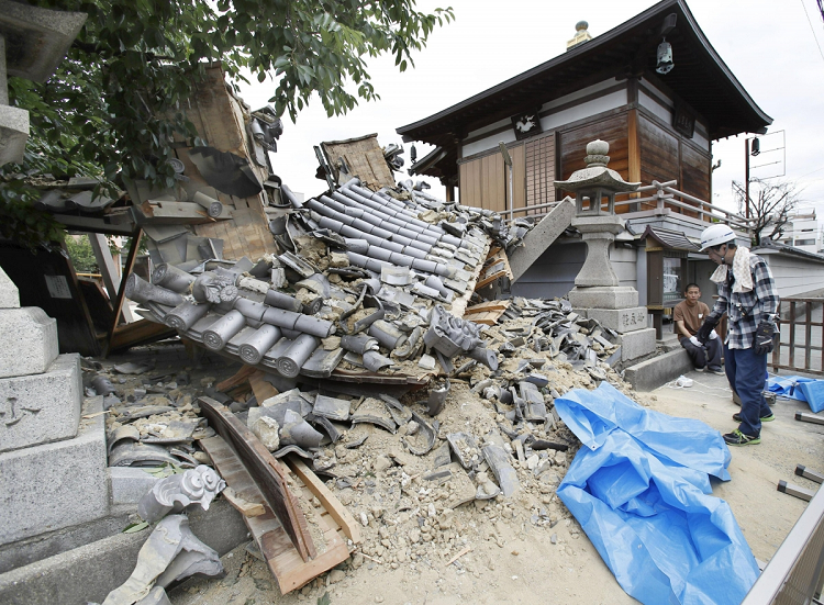 Nhat Ban tiep tuc hung chiu dong dat, nha may dien Fukushima ro ri