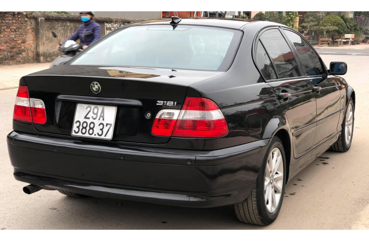 BMW 318i cu gan 200 trieu tai Ha Noi, “ho voi” ai dam nhay?-Hinh-3