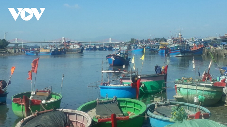 Chim tau tren vung bien Binh Thuan, 3 ngu dan tu vong, 2 nguoi mat tich