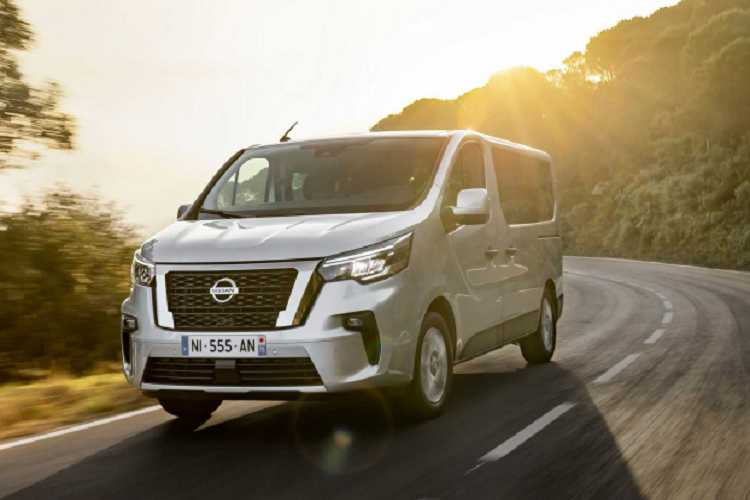 Nissan NV300 Combi 2021 moi, co gi de 