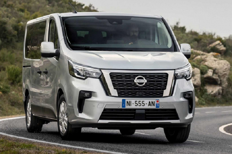 Nissan NV300 Combi 2021 moi, co gi de 