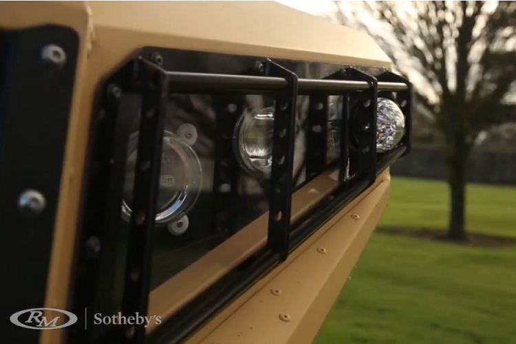Xe quan su Bowler CSP RIV vam vo, dua tren khung gam Land Rover-Hinh-7