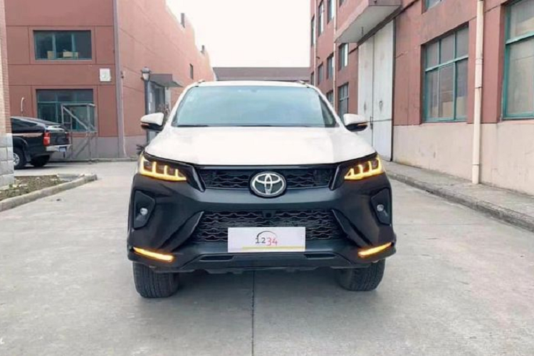 Toyota Fortuner cu tai Viet Nam 