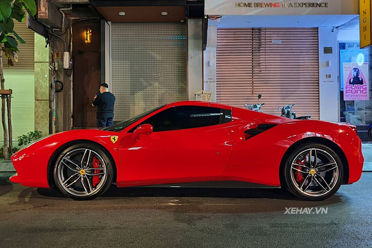 Ngam sieu xe Ferrari 488 Spider tien ty dao pho dem Sai Gon-Hinh-6