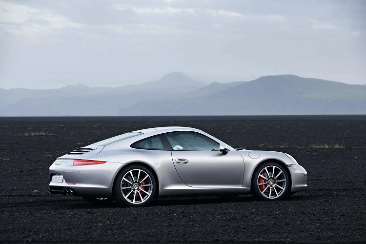 Dai gia Lan dot bien Hoc Mon tang vo Porsche 911 hon 8 ty-Hinh-4