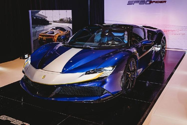 Ferrari SF90 Spider 12,8 ty dong tai My, dai gia Viet phat them