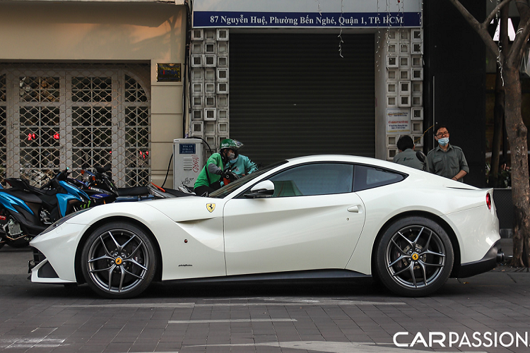 Ferrari F12 Berlinetta hon 20 ty mau doc lan banh tai Sai Gon-Hinh-3