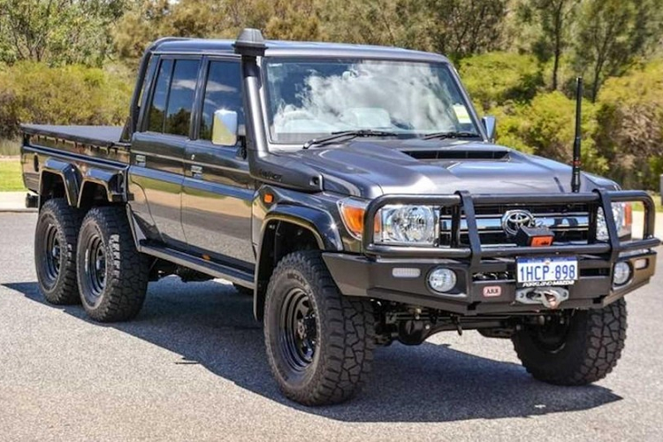 Toyota Land Cruiser GLX 6x6, 