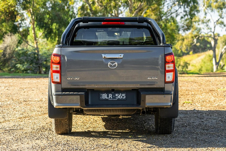 Mazda BT-50 Thunder 2021 co vu khi gi de 