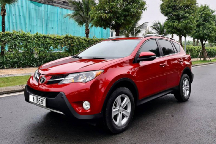 Toyota RAV4 chay chan 7 nam, ban van hon 1 ty tai Viet Nam