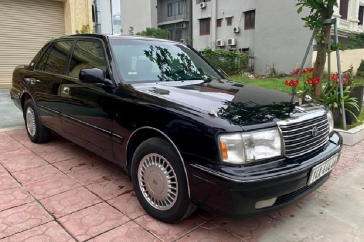 “Xe bo truong” Toyota Crown bien ngu quy gan 800 trieu o Quang Ninh-Hinh-2