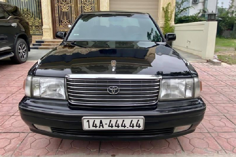 “Xe bo truong” Toyota Crown bien ngu quy gan 800 trieu o Quang Ninh