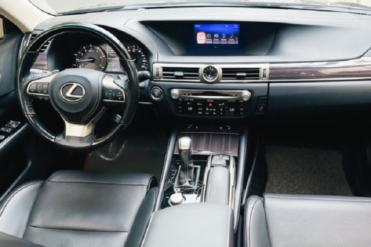 Can canh Lexus GS200t chay 5 nam, 