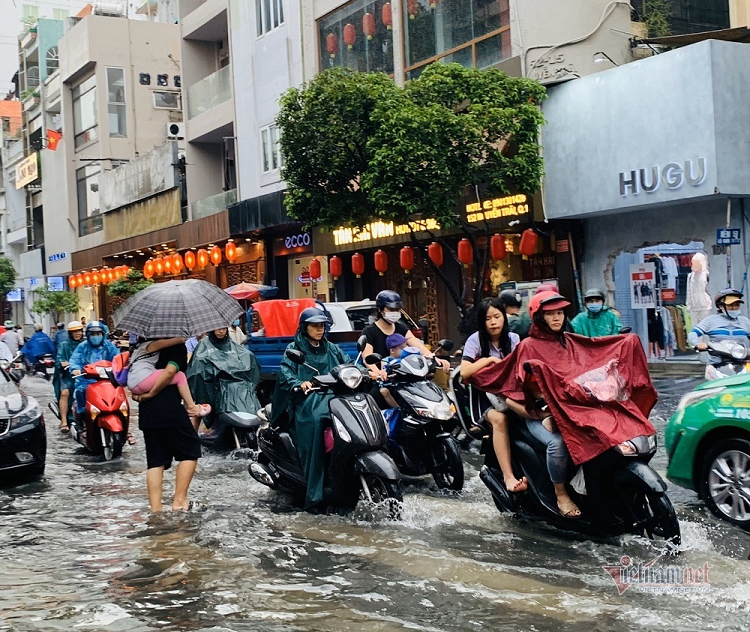 Mua nhu trut, nhieu tuyen duong o Sai Gon ngap lenh lang-Hinh-4