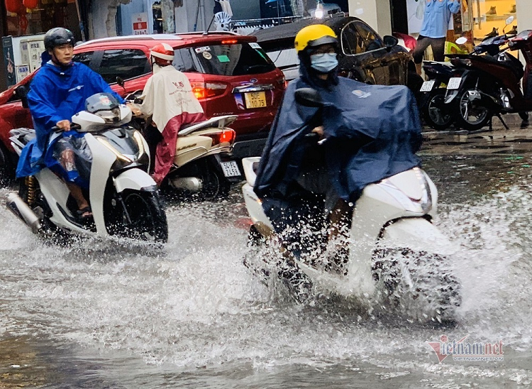 Mua nhu trut, nhieu tuyen duong o Sai Gon ngap lenh lang