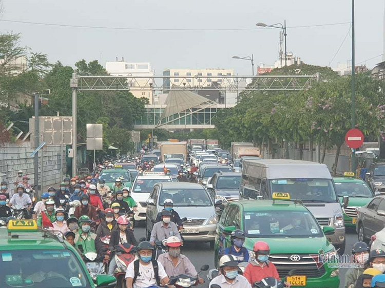 Dong nguoi un un roi thanh pho di nghi le 30/4 - 1/5-Hinh-8