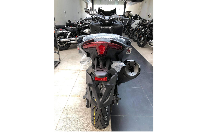 Yamaha TMax 2021 hon 300 trieu tai Viet Nam, 