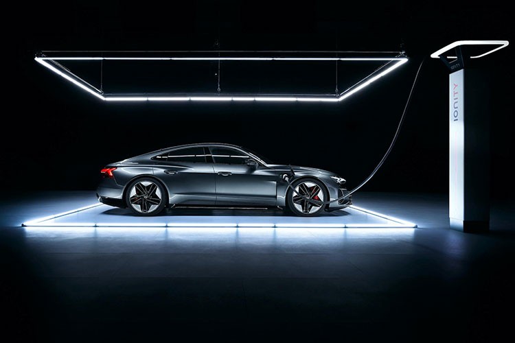Audi e-tron GT 2022 chay dien len ke tai Chau Au, tu 2,7 ty dong-Hinh-3