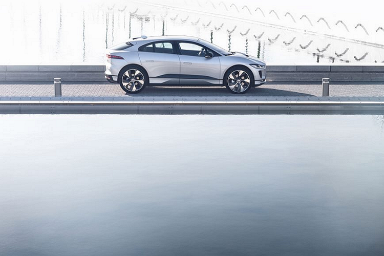 Jaguar I-Pace Black Edition 2021 chay duoc 460 km/lan xac dien-Hinh-4