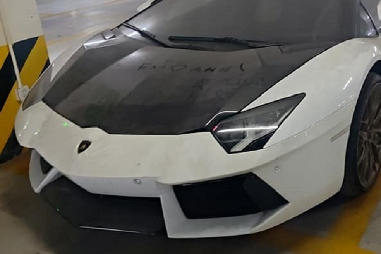 Lamborghini Aventador hon 20 ty bi phu bui, 