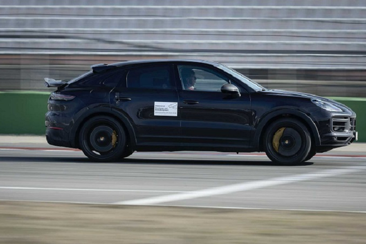 Porsche Cayenne Turbo 2022 san sang cho Lamborghini Urus 