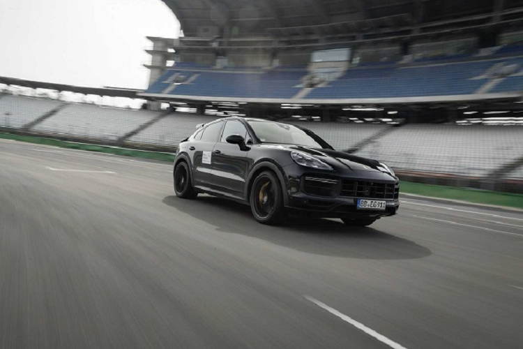 Porsche Cayenne Turbo 2022 san sang cho Lamborghini Urus 