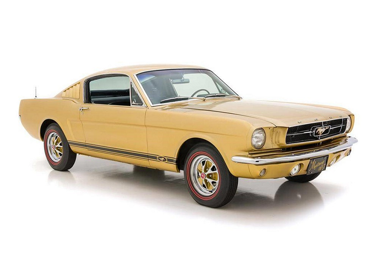 Chiec Ford Mustang Fastback 1965 son vay vang doc nhat vo nhi