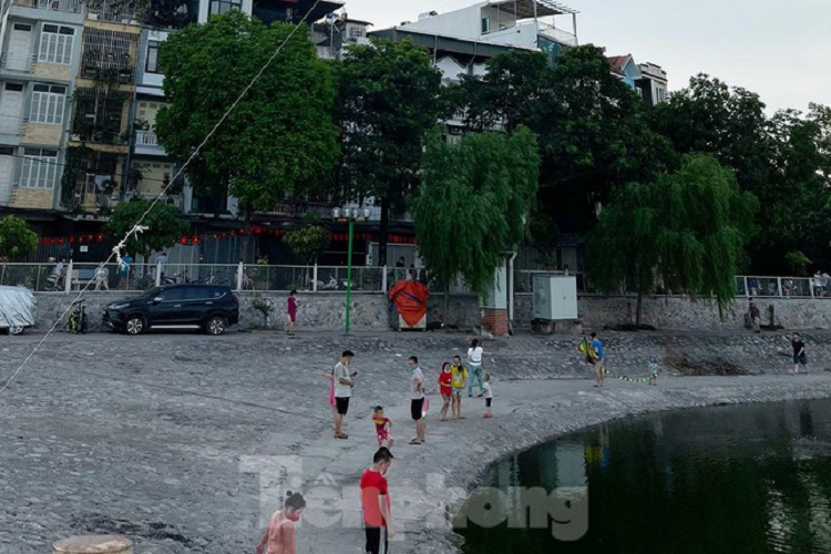 Nguoi dan Ha Noi van tha dieu, vui choi o dam Hong bat chap lenh cam-Hinh-9