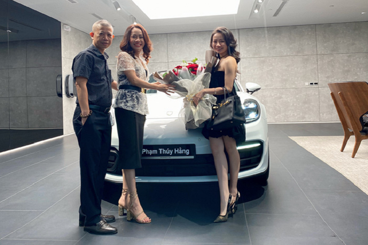 Tot nghiep RMIT, ai nu Nghe An nhan qua Porsche Panamera 8 ty-Hinh-2