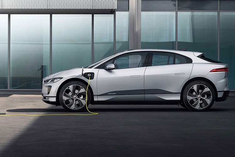 Jaguar I-Pace 2022 tu 1,6 ty dong, sac 15 phut chay duoc 100 km-Hinh-2