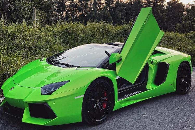 Lamborghini Aventador Roadster xanh la 