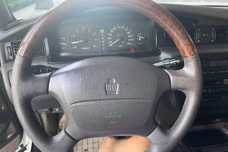 Toyota Crown “Bo truong” chay 20 nam, ban 900 trieu tai Viet Nam-Hinh-6