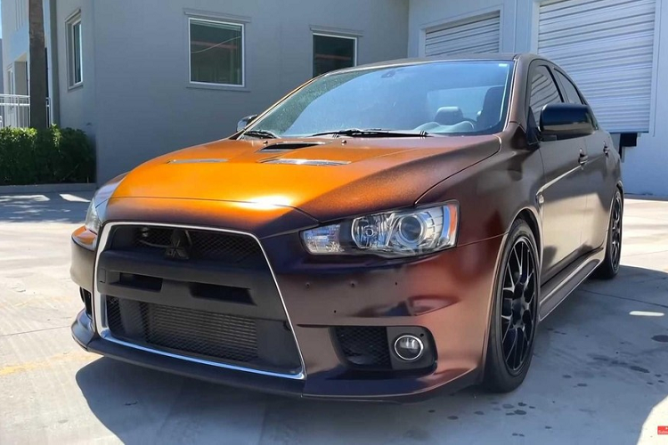 Mitsubishi Lancer Evo so huu son “cam chuyen den” cuc ao dieu