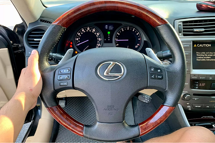 Co nen mua Lexus IS hon 10 nam tuoi tu 500 trieu o Viet Nam?-Hinh-4