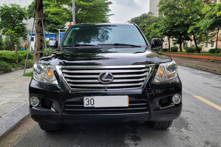 Lexus LX570 chay 10 nam, van dat ngang Mercedes GLC 300 