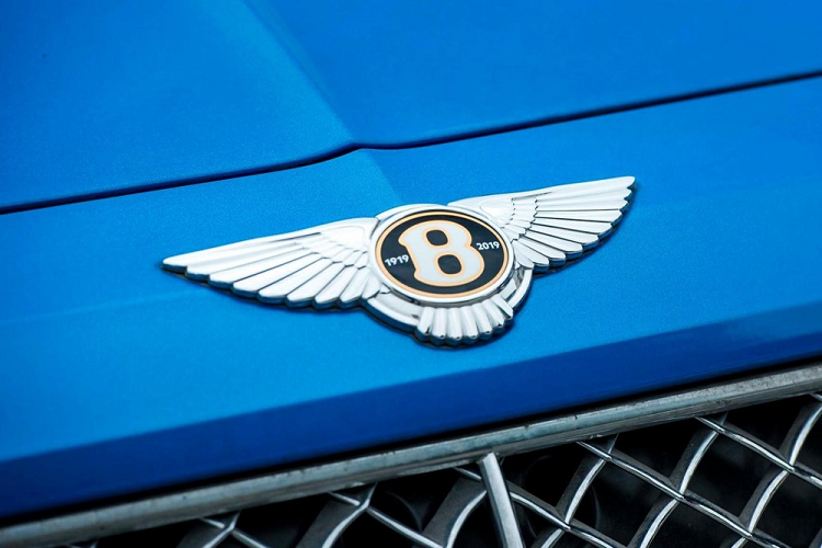 Bentley Bentayga V8 cu, mau doc chinh hang gan 16 ty ve Viet Nam