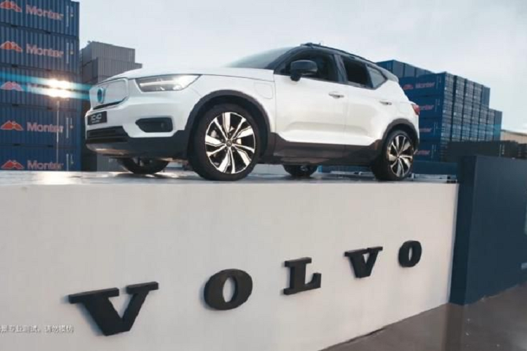 Volvo XC40 dien hon 1,5 ty dong ngam nuoc sau 1,7m van chay tot-Hinh-6