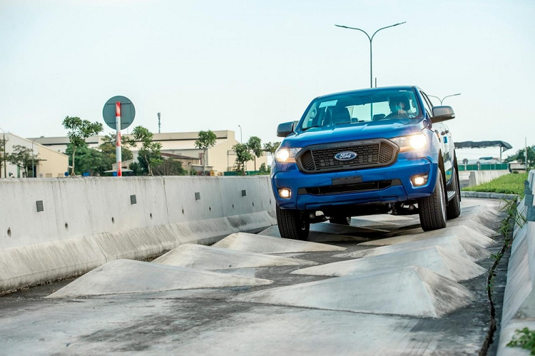 Ford Ranger 2021 lap rap tai Viet Nam van 