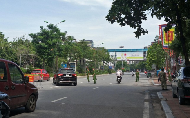 Kiem tra giay to nguoi di duong o Ha Noi: Chot chat, chot 'buong long'-Hinh-2