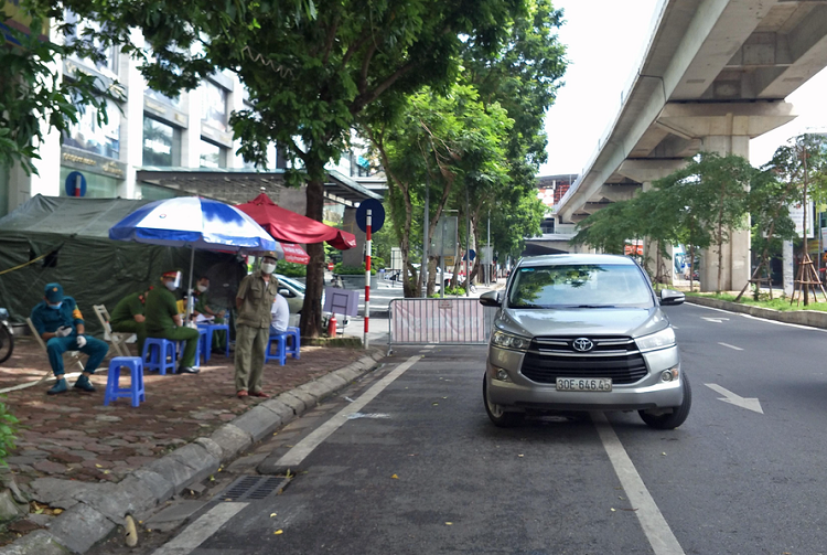 Kiem tra giay to nguoi di duong o Ha Noi: Chot chat, chot 'buong long'