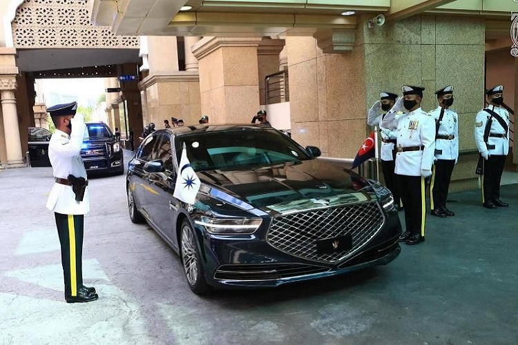 Genesis G90 Limo hon 3 ty dong, la “xe yeu” cua Quoc vuong Johor