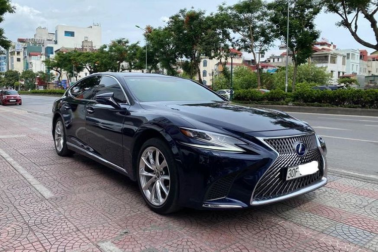 Lexus LS 500h hon 5,5 ty tai Ha Noi, chay 3 nam van 