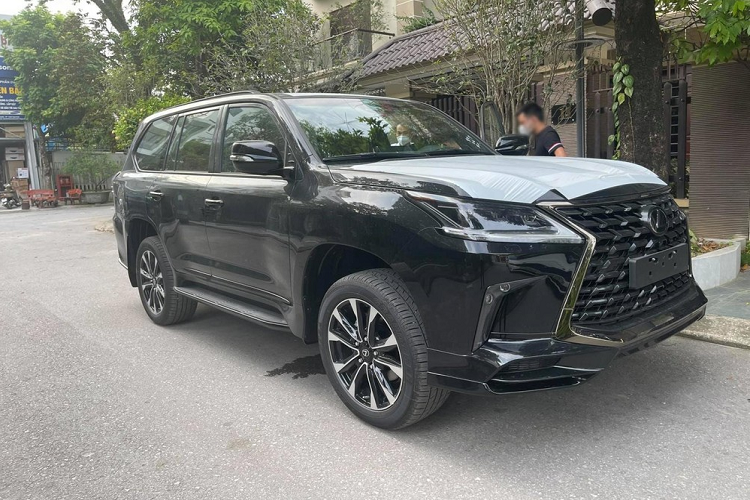 Lexus LX570 Black Edition 2021 hon 10 ty 